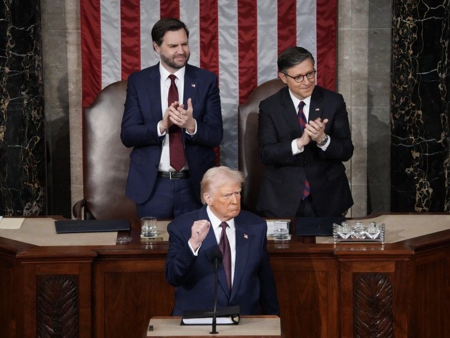 J.D. Vance alelnök és Mike Johnson házelnök (j-k) megtapsolja Donald Trump amerikai elnök beszédét a Kongresszus együttes ülésén a washingtoni Capitoliumban 2025. március 4-én (Fotó: Andrew Harnik/Getty Images/AFP)