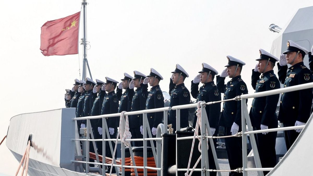 Kínai katonák tisztelegnek egy hadihajó fedélzetén a kelet-kínai Csöcsiang (Zhejiang) tartományban, 2024. december 15-én. (Fotó: Jang Csing-kong/Xinhua/AFP)