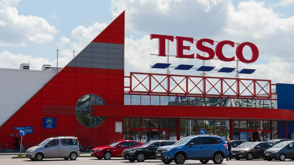 Ingyen osztogatja az élelmiszert a Tesco Angliában