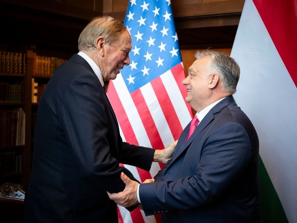 Orbán Viktor miniszterelnök (j) fogadja George Patakit, New York állam korábbi kormányzóját a Karmelita kolostorban, 2025. március 25-én. (Fotó: MTI/Miniszterelnöki Sajtóiroda/Benko Vivien Cher)