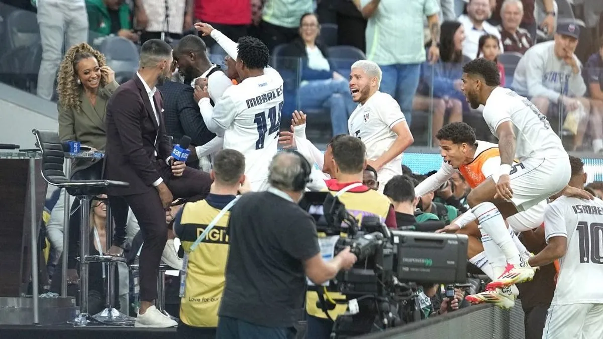 A világbajnok tv-s szakértő nyakába ugrott a 93. percben győztes gólt lövő csatár - videó