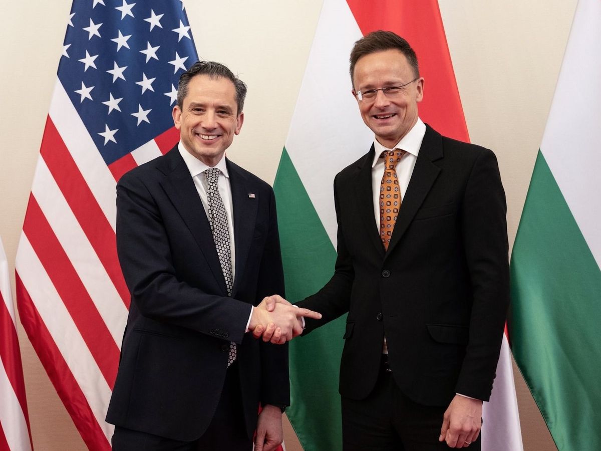 Robert Palladino (b), az Egyesült Államok Budapestre akkreditált ügyvivő nagykövete és Szijjártó Péter külgazdasági és külügyminiszter az USA budapesti nagykövetségén, 2025. március 24-én (Kép forrása: X/Robert Palladino)