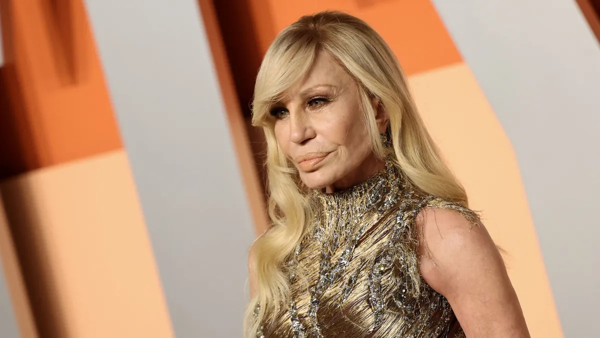 Donatella Versace távozik a cég kreatív igazgatói posztjáról