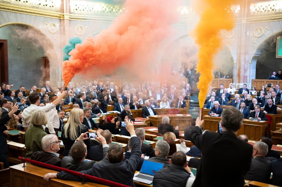 Budapest, 2025. március 18.
A Momentum képviselői színes füstgyertyákkal a kezükben, miután a képviselők 136 igen, 27 nem szavazattal fogadták el a gyülekezési jogról szóló törvénynek a gyermekek védelmével összefüggő módosítását, valamint az ehhez kapcsolódó jogszabályok megváltoztatását az Országgyűlés plenáris ülésén 2025. március 18-án.
MTI/Bodnár Boglárka