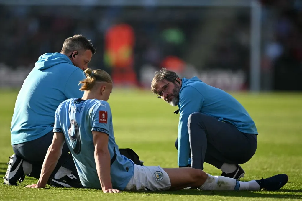 Manchester City's Norwegian striker #09 Erling Haaland receives medical attention after picking up an injury during the English FA Cup quarter-final football match between Bournemouth and Manchester City at the Vitality Stadium in Bournemouth, on the south coast of England on March 30, 2025. (Photo by JUSTIN TALLIS / AFP) / RESTRICTED TO EDITORIAL USE. No use with unauthorized audio, video, data, fixture lists, club/league logos or 'live' services. Online in-match use limited to 120 images. An additional 40 images may be used in extra time. No video emulation. Social media in-match use limited to 120 images. An additional 40 images may be used in extra time. No use in betting publications, games or single club/league/player publications. / 