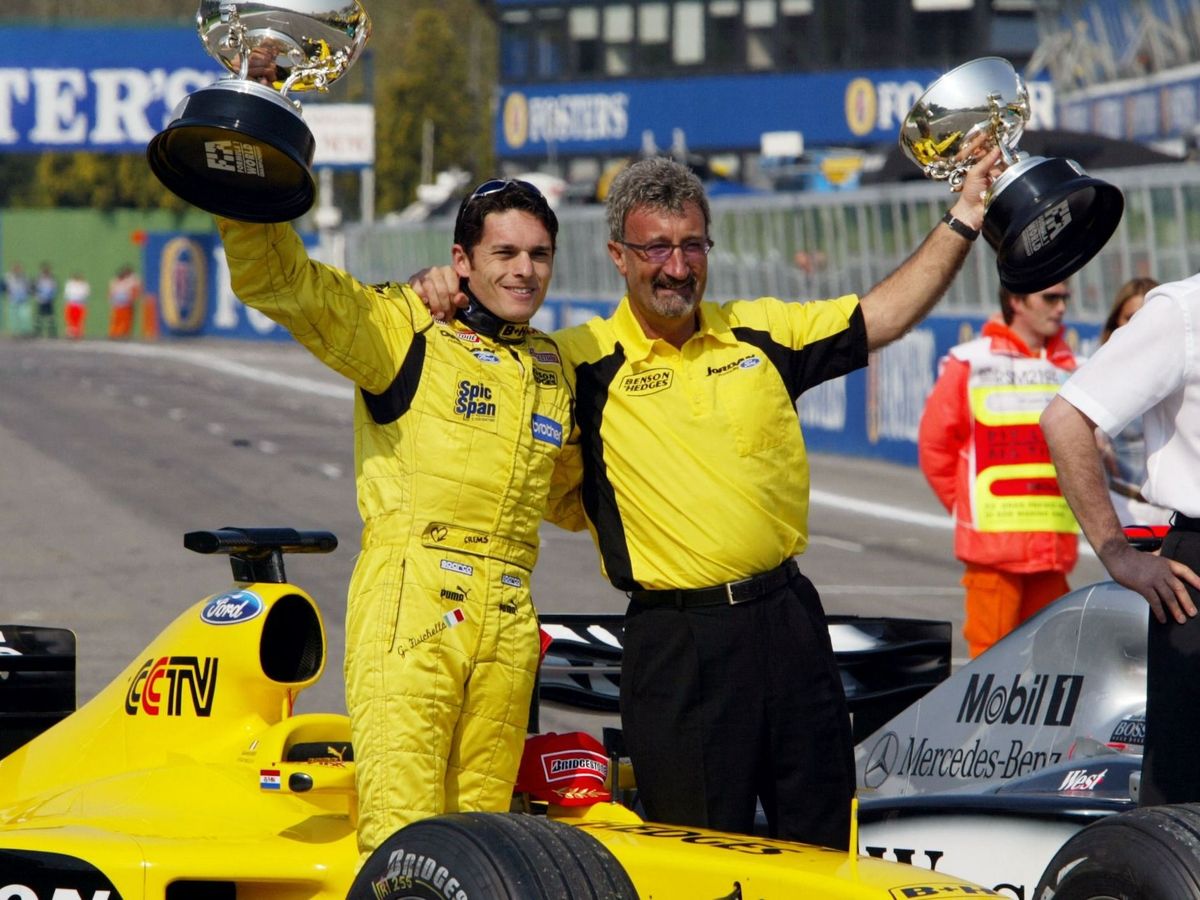 A Jordan Grand Prix csapatfőnöke, Eddie Jordan (j) és olasz pilótája, Giancarlo Fisichella, kezükben a Brazil Nagydíj győztesének járó trófeával Imolában, két nappal az F1-es San Marinó-i Nagydíj előtt, 2003. április 18-án. (Fotó: Patrick Hertzog/AFP)