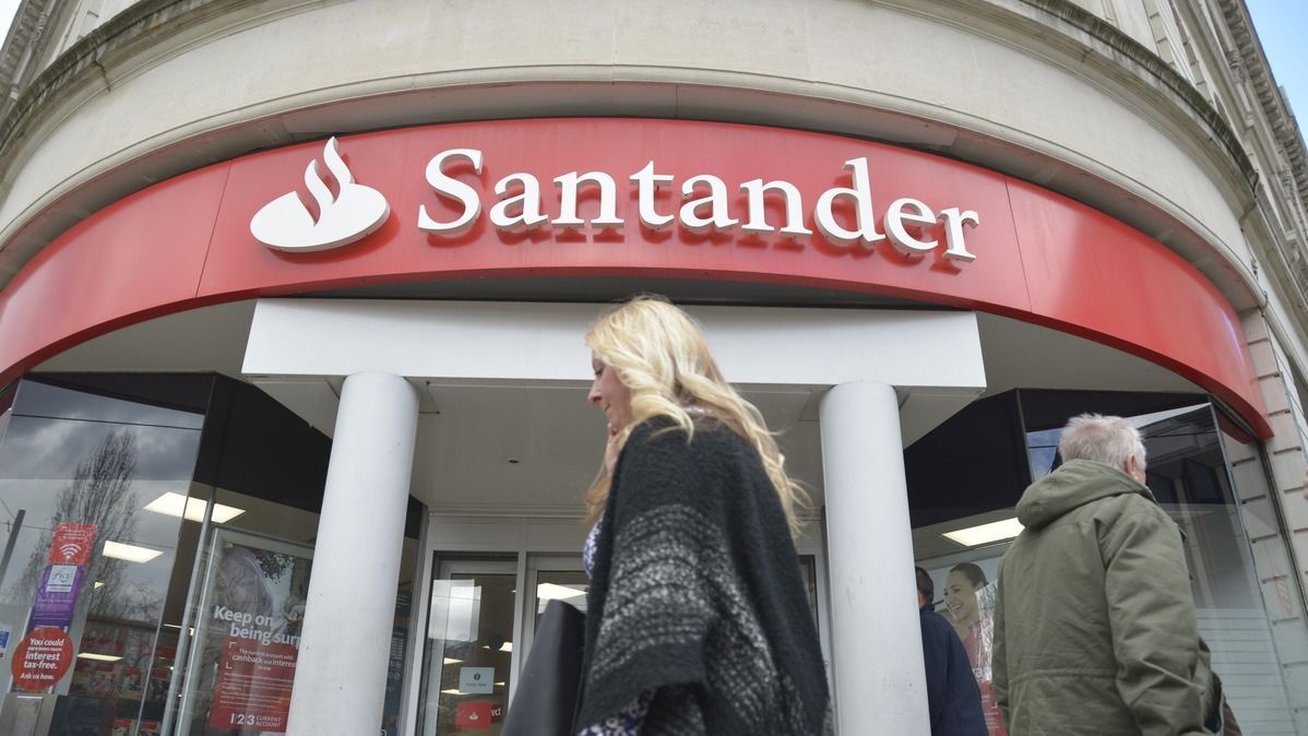 People passing a branch of the Santander Bank in Manchester, Greater Manchester, England, United Kingdom on Wednesday 30th March 2016. The UK banking sector regulator, the Financial Conduct Authority, has announced they have received less complaints about banks. The UK banking sector regulator, the Financial Conduct Authority, has announced they have received less complaints about banks. (Photo by Jonathan Nicholson/NurPhoto)