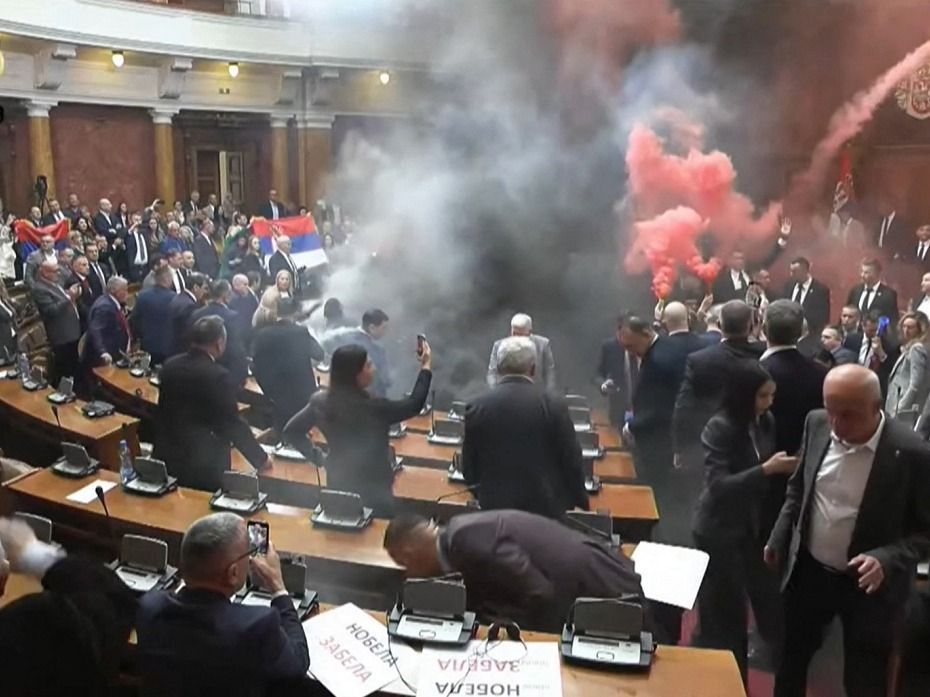 A Szerb Köztársaság Nemzetgyűlése által Belgrádban készített videofelvételen a szerb ellenzéki képviselők füstgránátokat és fáklyákat gyújtanak a parlament tavaszi ülésszakának nyitónapján, 2025. március 4-én. (Fotó: Szerb Köztársaság Nemzetgyűlése/AFP)