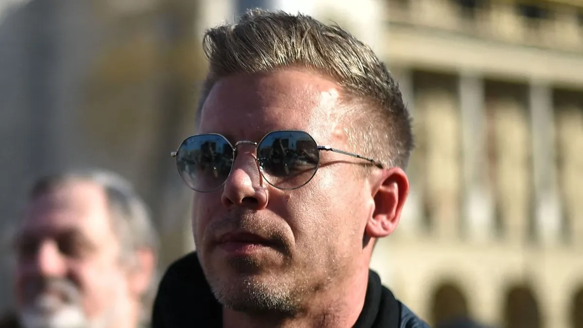 Felajánlkozásnak álcázott átkot szórt Magyar Péterre a Parlamentben Tordai Bence