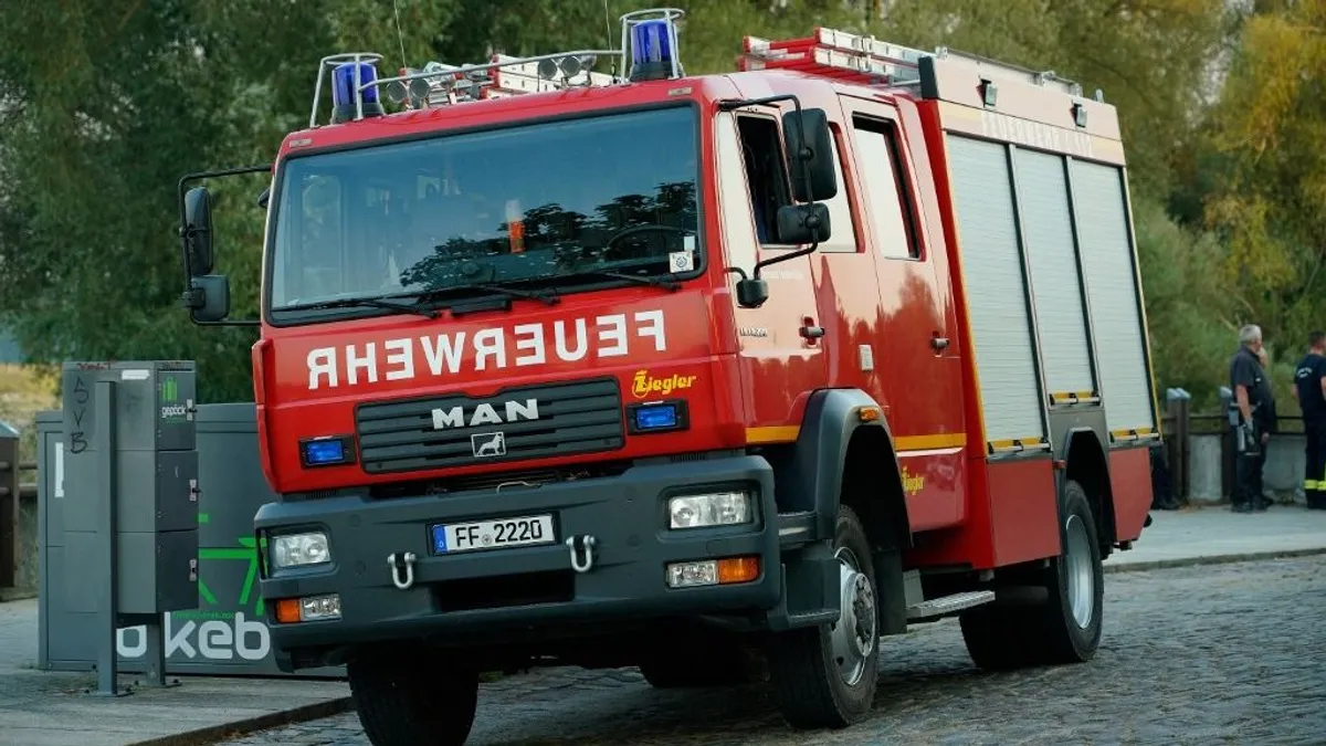 Részegen, szirénázva száguldozott egy férfi egy tűzoltóautóval Németországban