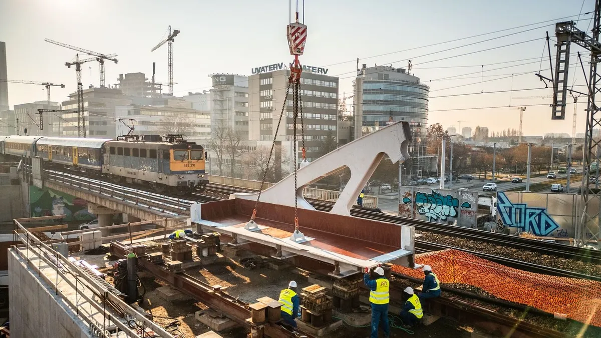 Teljesen új vasúti hidat szerelnek össze Budapesten