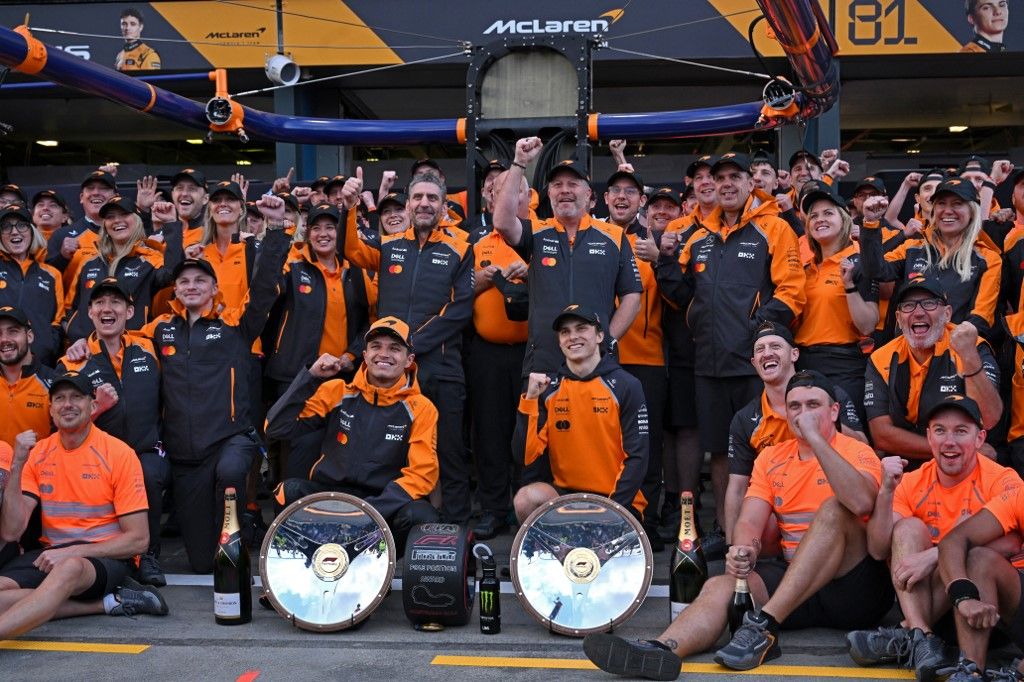 Lando Norris, Forma-1, Ausztrál Nagydíj, McLaren, trófea, csapatkép, Piastri