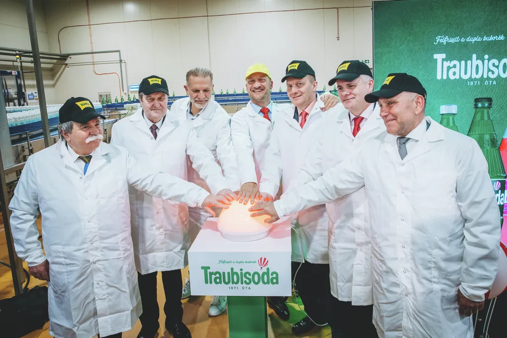 A Márka Üdítőgyártó Kft. a beruházás bejelentése, valamint a Traubisoda gyártósorának beindítása,
MárkaüdítőTrubisoda, 2025.03.18.
Vedelek Norbert, a Bács-Kiskun Vármegyei Közgyűlés elnöke,
Kovács Ernő, Bács-Kiskun Vármegye főispánja,
Dr. Salacz László, F