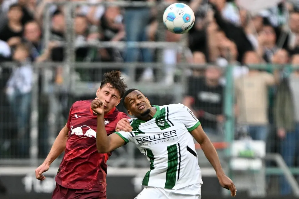 29 March 2025, North Rhine-Westphalia, Mönchengladbach: Soccer: Bundesliga, Borussia Mönchengladbach - RB Leipzig, Matchday 27, Stadion im Borussia-Park, Gladbach's Alassane Plea (r) and Leipzig's Willi Orban fight for the ball. Photo: Federico Gambarini/dpa - IMPORTANT NOTE: In accordance with the regulations of the DFL German Football League and the DFB German Football Association, it is prohibited to utilize or have utilized photographs taken in the stadium and/or of the match in the form of sequential images and/or video-like photo series. (Photo by FEDERICO GAMBARINI / DPA / dpa Picture-Alliance via AFP)
