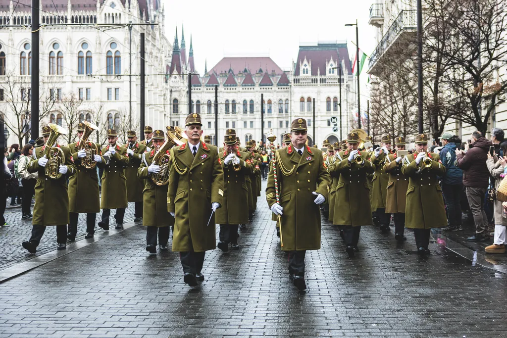 Zászlófelvonást követő huszármenet, Kossuth tér, Nemzeti Múzeum, díszünnepség, 2025.03.15.