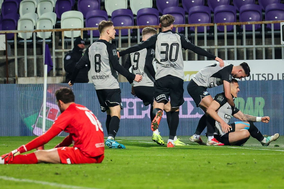 Budapest, 2025. március 1.Marin Jurina, az MTK játékosa (j) ünnepli gólját csapattársaival a labdarúgó OTP Bank Liga 22. fordulójában játszott Újpest FC - MTK Budapest mérkőzésen a Szusza Ferenc Stadionban 2025. március 1-jén. Az MTK 5-1-re győzött.MTI/Hegedüs Róbert, Fiola Attila
