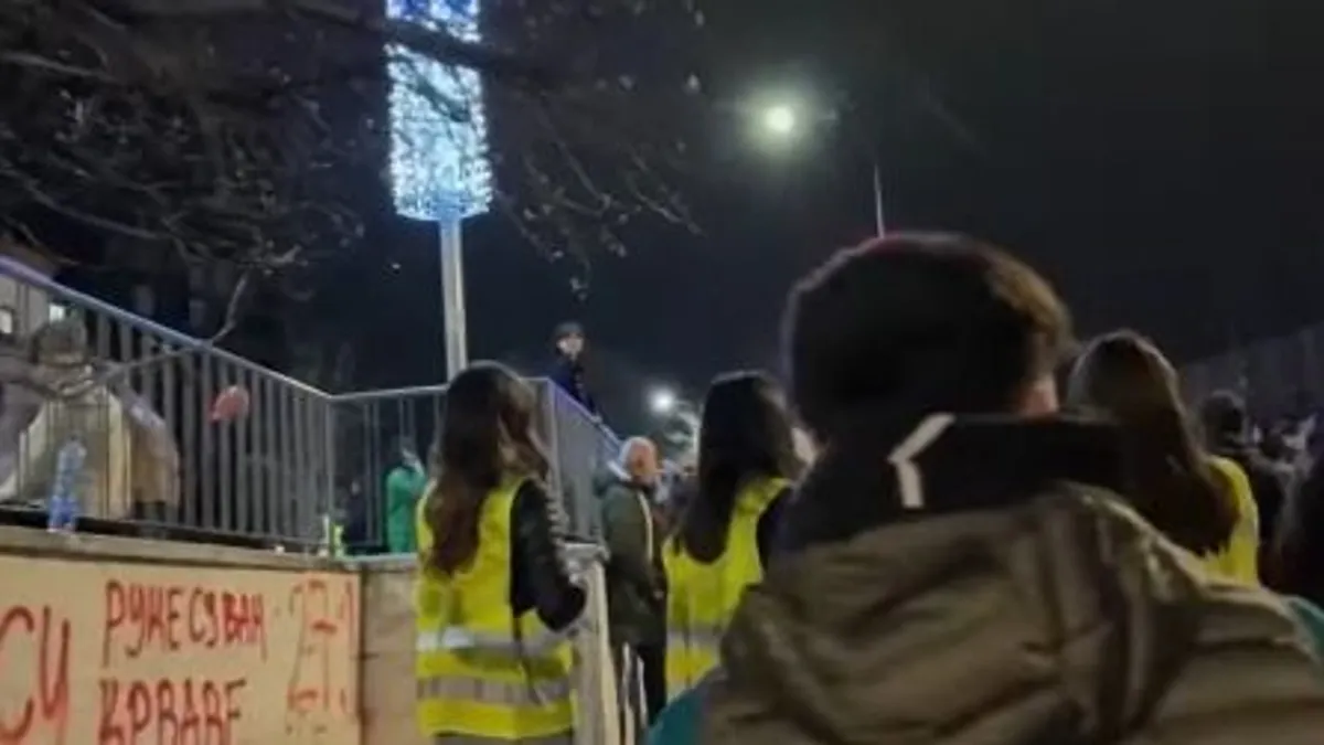 Tüntető diákok torlaszolták el a köztévé épületét Szerbiában