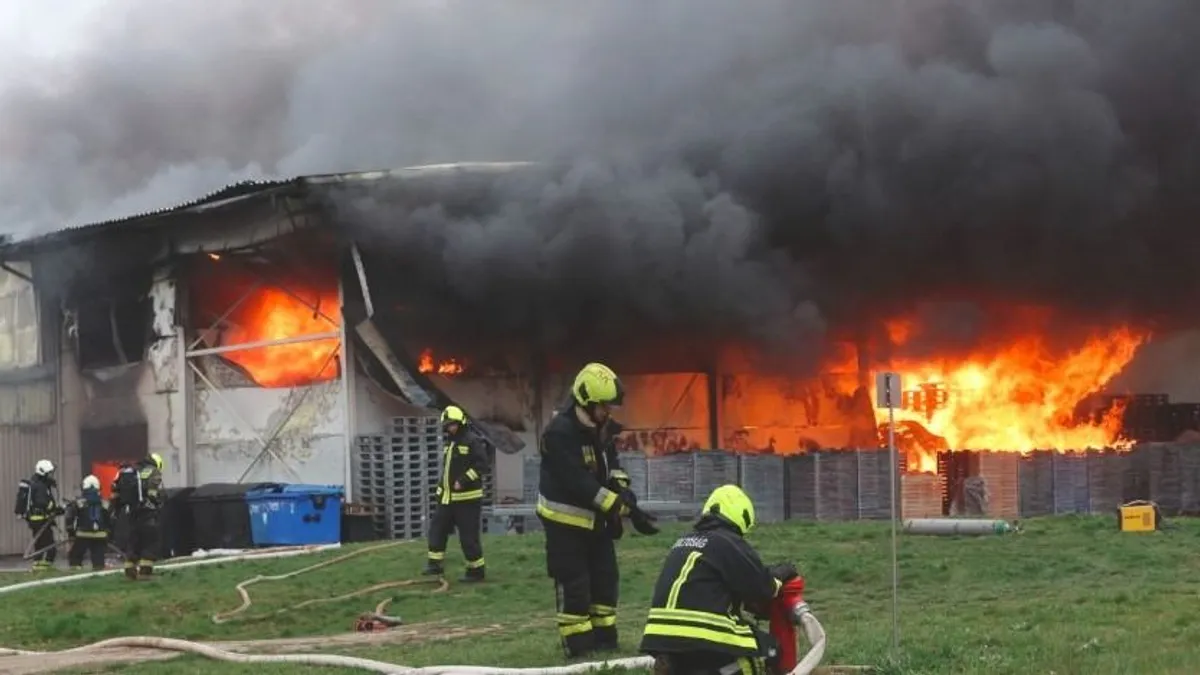 Lángokban áll a kadarkúti gesztenyeüzem, több tűzoltó is megsérült