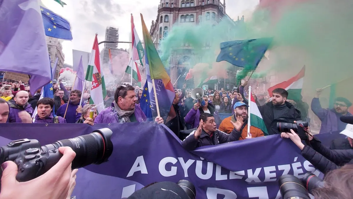 Ismét a közmédia épülete előtt akciózott a Momentum – videó
