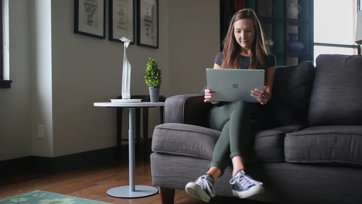 laptop notebook számítógép böngészés wifi microsoft surface nappali
