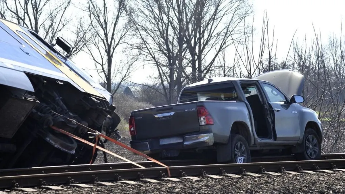 Eddig nem látott képeken a tragikus tiszaeszlári vonatbaleset helyszíne