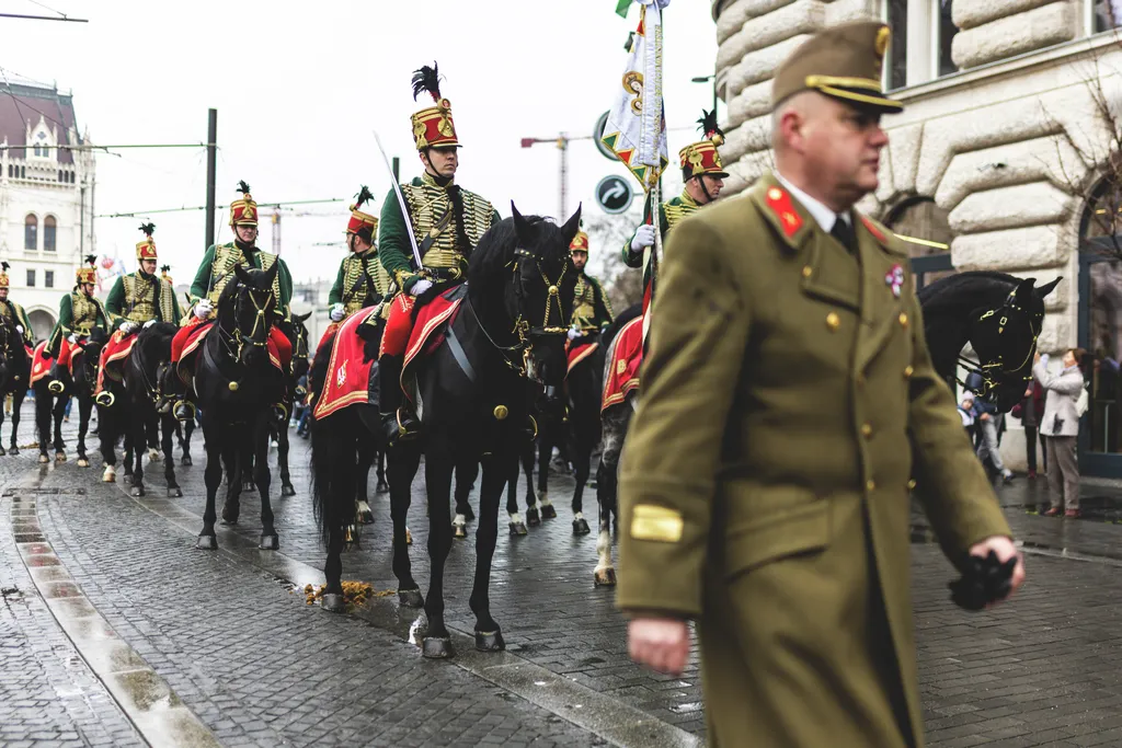 Zászlófelvonást követő huszármenet, Kossuth tér, Nemzeti Múzeum, díszünnepség, 2025.03.15.