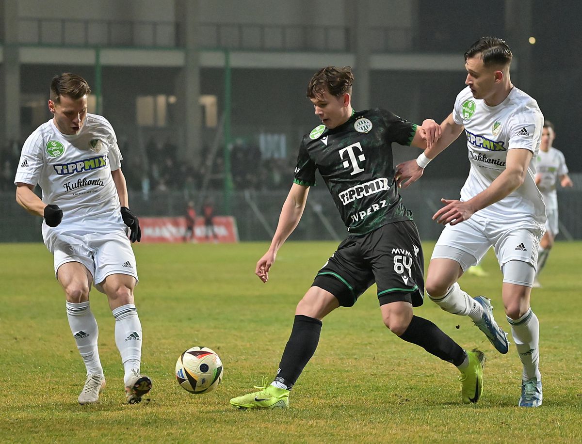 Győr, 2025. február 27.
Claudiu-Vasile Bumba (b) és Daniel Stefulj&nbsp;(j) a Győr, valamint Tóth Alex (k), a Ferencváros játékosa a labdarúgó MOL Magyar Kupa nyolcaddöntőjében játszott ETO FC Győr - Ferencvárosi TC mérkőzésen a győri ETO Stadionban 2025. február 27-én. A Ferencváros 4-3-ra nyert.
MTI/Krizsán Csaba