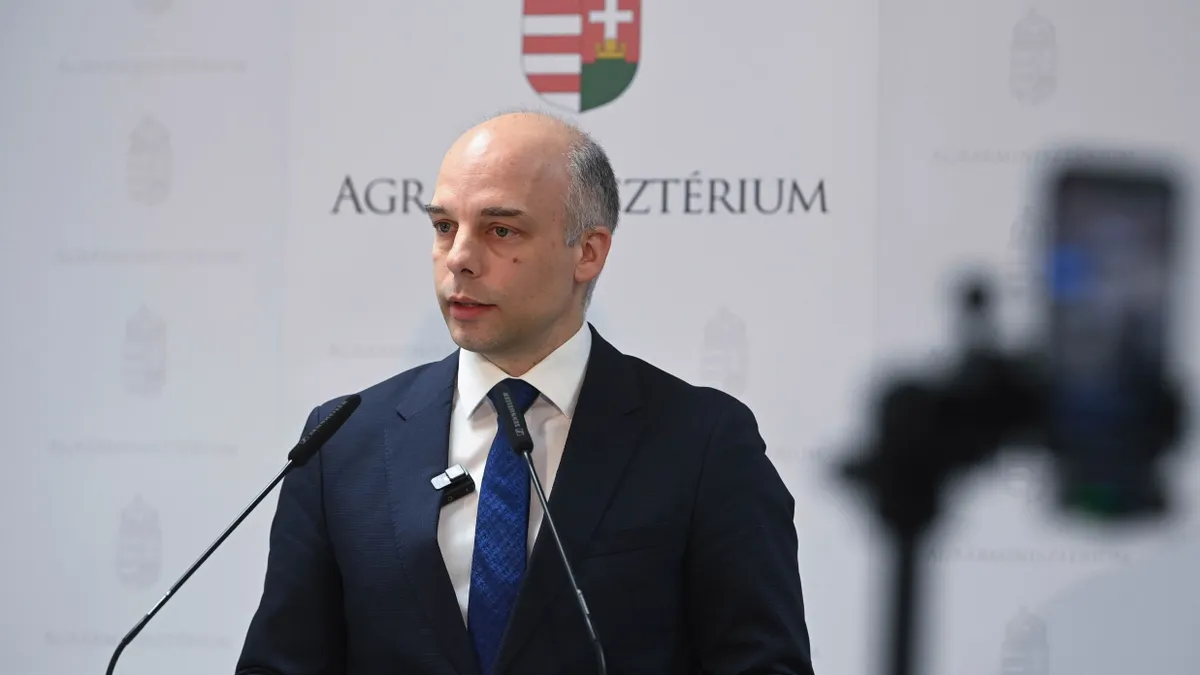 Pásztor Szabolcs, Pásztor Szabolcs országos főállatorvos, PásztorSzabolcs, országos főállatorvos, PásztorSzabolcsországosfőállatorvos, Budapest, 2025. március 7.
Pásztor Szabolcs országos főállatorvos sajtótájékoztatót tart a Magyarországon is megjelent ragadós száj- és körömfájás betegségről az Agrárminisztériumban 2025. március 7-én. A vírust a Nemzeti Élelmiszerlánc-biztonsági Hivatal (Nébih) laboratóriuma azonosította Győr-Moson-Sopron vármegyében egy kisbajcsi szarvasmarhatartó telepen.
MTI/Bruzák Noémi