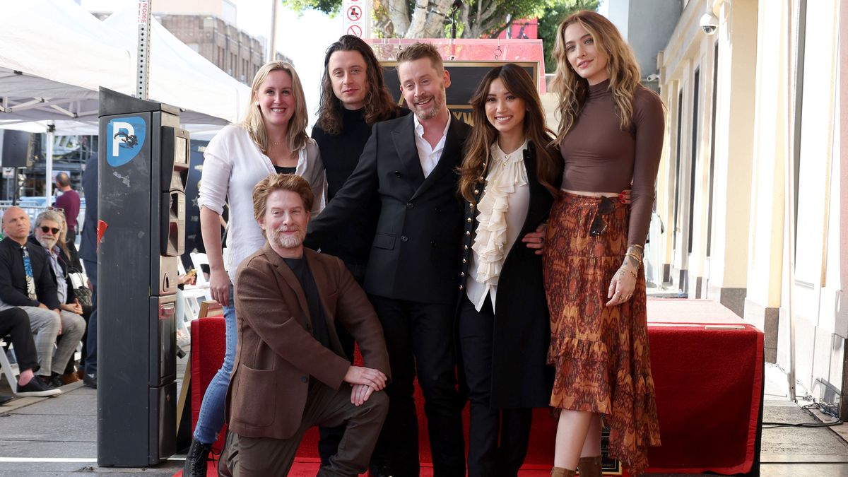 HOLLYWOOD, CALIFORNIA - DECEMBER 01: (L-R) Quinn Culkin, Seth Green, Rory Culkin, Macaulay Culkin, Brenda Song and Paris Jackson attend the ceremony honoring Macaulay Culkin with a Star on the Hollywood Walk of Fame on December 01, 2023 in Hollywood, California.   Amy Sussman/Getty Images/AFP (Photo by Amy Sussman / GETTY IMAGES NORTH AMERICA / Getty Images via AFP)