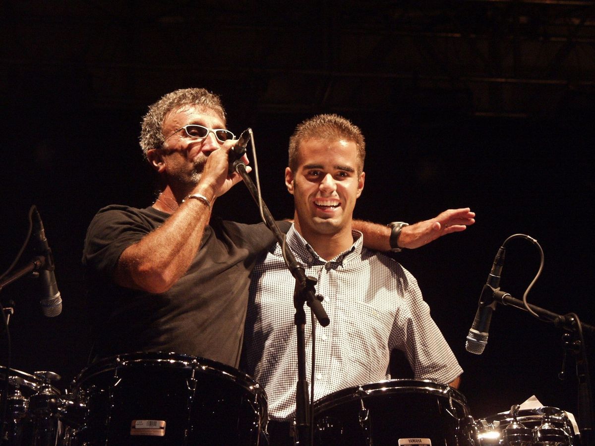 Eddie Jordan, a Jordan Grand Prix csapatvezetője (b) és Baumgartner Zsolt, a csapat újdonsült magyar F1-es pilótája a budapesti Hősök terén tartott ingyenes koncerten, 2003. augusztus 23-án (Fotó: Ostermann/Hungaroring Media)