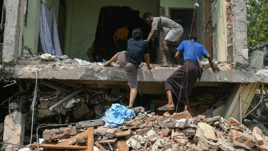 People climb into a damaged building as they look for survivors in Mandalay on March 29, 2025, a day after an earthquake struck central Myanmar. Rescuers dug through the rubble of collapsed buildings on March 29 in a desperate search for survivors after a huge earthquake hit Myanmar and Thailand, killing more than 150 people. (Photo by Sai Aung MAIN / AFP)