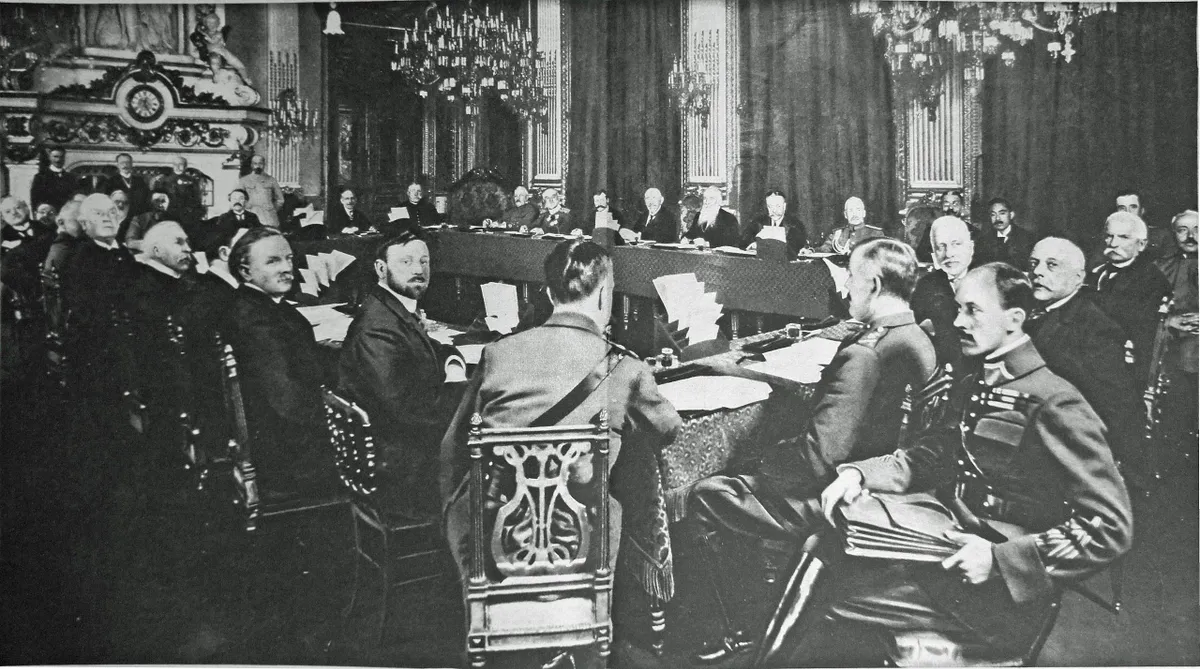 Lloyd George, Edward Grey, Herbert Kitchener, Nikola Pašić, Antonio Salandra, Alexander Izvolsky, Aristide Briand és Joseph Joffre a szövetséges hatalmak 1916. március 27-28-i párizsi konferenciáján.