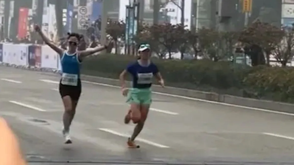 Kínos pillanat: túl korán ünnepelt a maratoni futó – videó