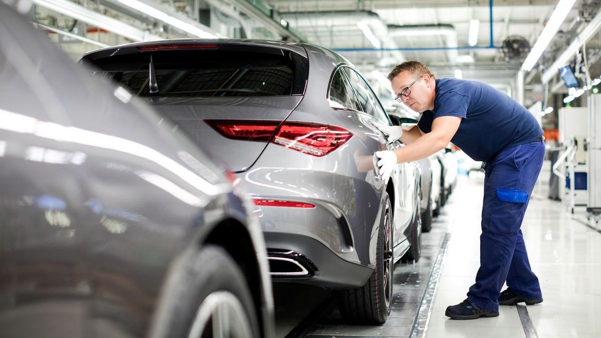 Egy szerelő egy Mercedes GLA személyautó fényezését ellenőrzi a Mercedes-Benz kecskeméti gyárában, 2020-ban (kép forrása: X/Mercedes-Benz)