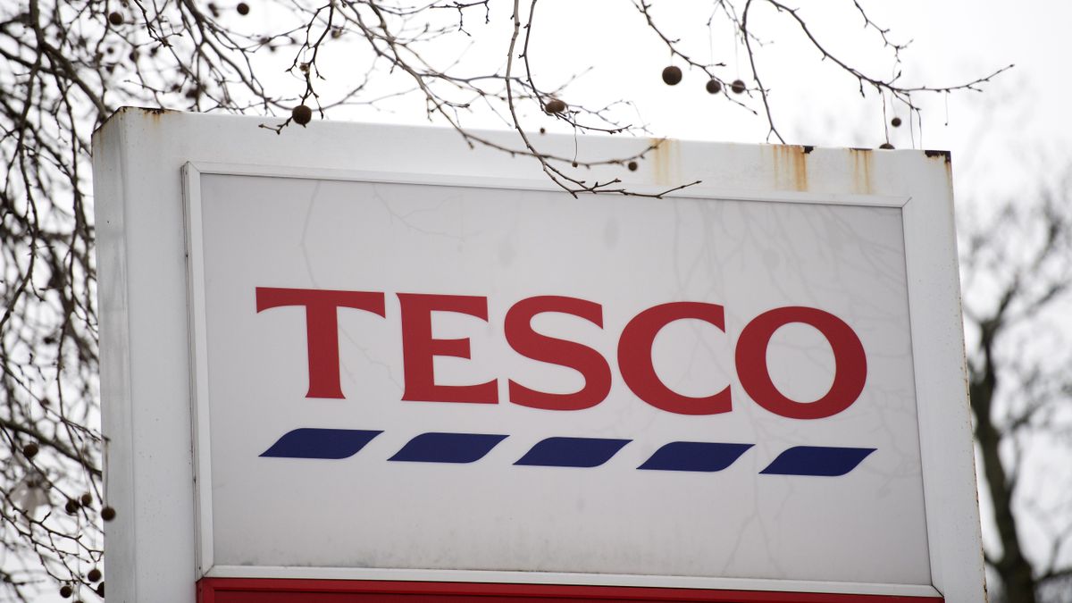 A Tesco cégjelzése egy dél-londoni áruházuknál
