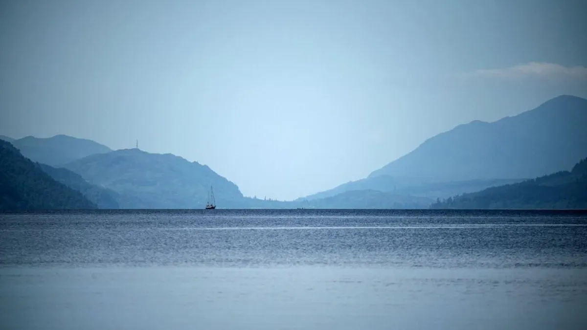 Rejtélyes fekete lény tűnt fel a Loch Ness-i tóban