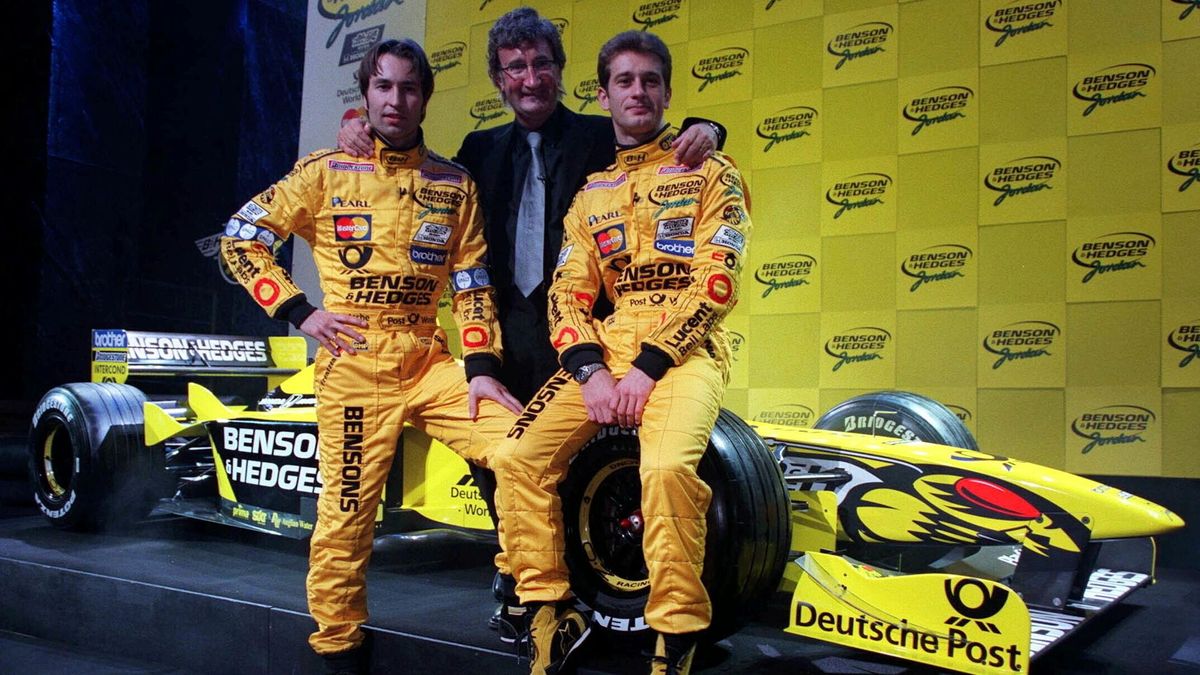 Eddie Jordan, valamint Heinz-Harald Frentzen (b) és Jarno Trulli, a Jordan csapat versenyzői 2000. január 31-én. Az ír csapatvezető hosszan tartó, súlyos betegség következtében 2025. március 20-án, 76 éves korában elhunyt. (Fotó: MTI/AP/PA/Matthew Fearn)