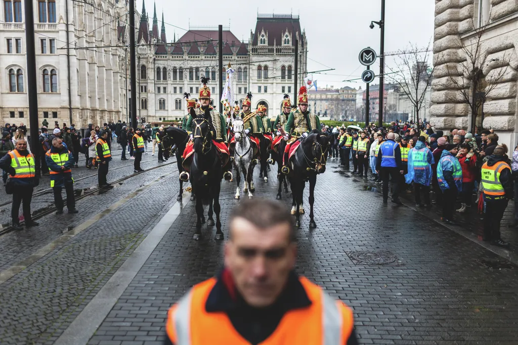 Zászlófelvonást követő huszármenet, Kossuth tér, Nemzeti Múzeum, díszünnepség, 2025.03.15.