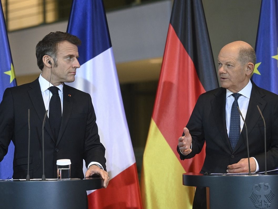 Emmanuel Macron francia elnök (b) és Olaf Scholz német kancellár közös sajtótájékoztatót tart Berlinben 2025. március 18-án. (Fotó: Halil Sagirkaya/ Anadolu/AFP)