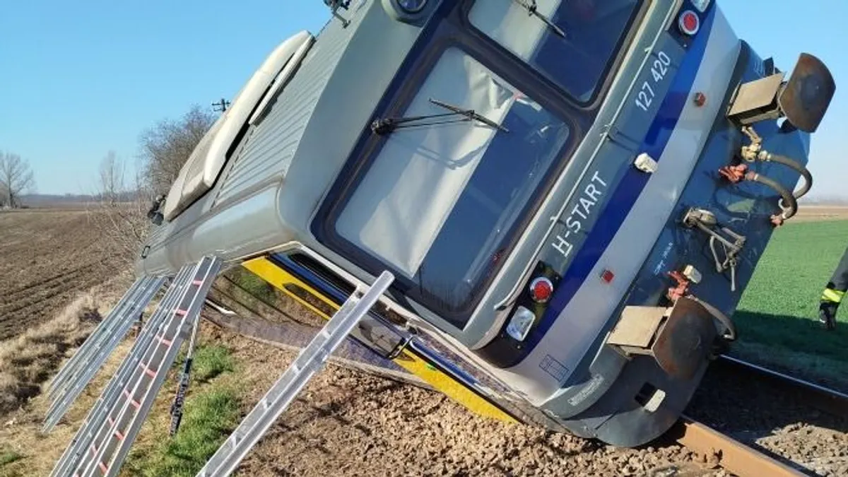 Halálos vonatbaleset Tiszaeszlárnál, kisiklott egy szerelvény – videó