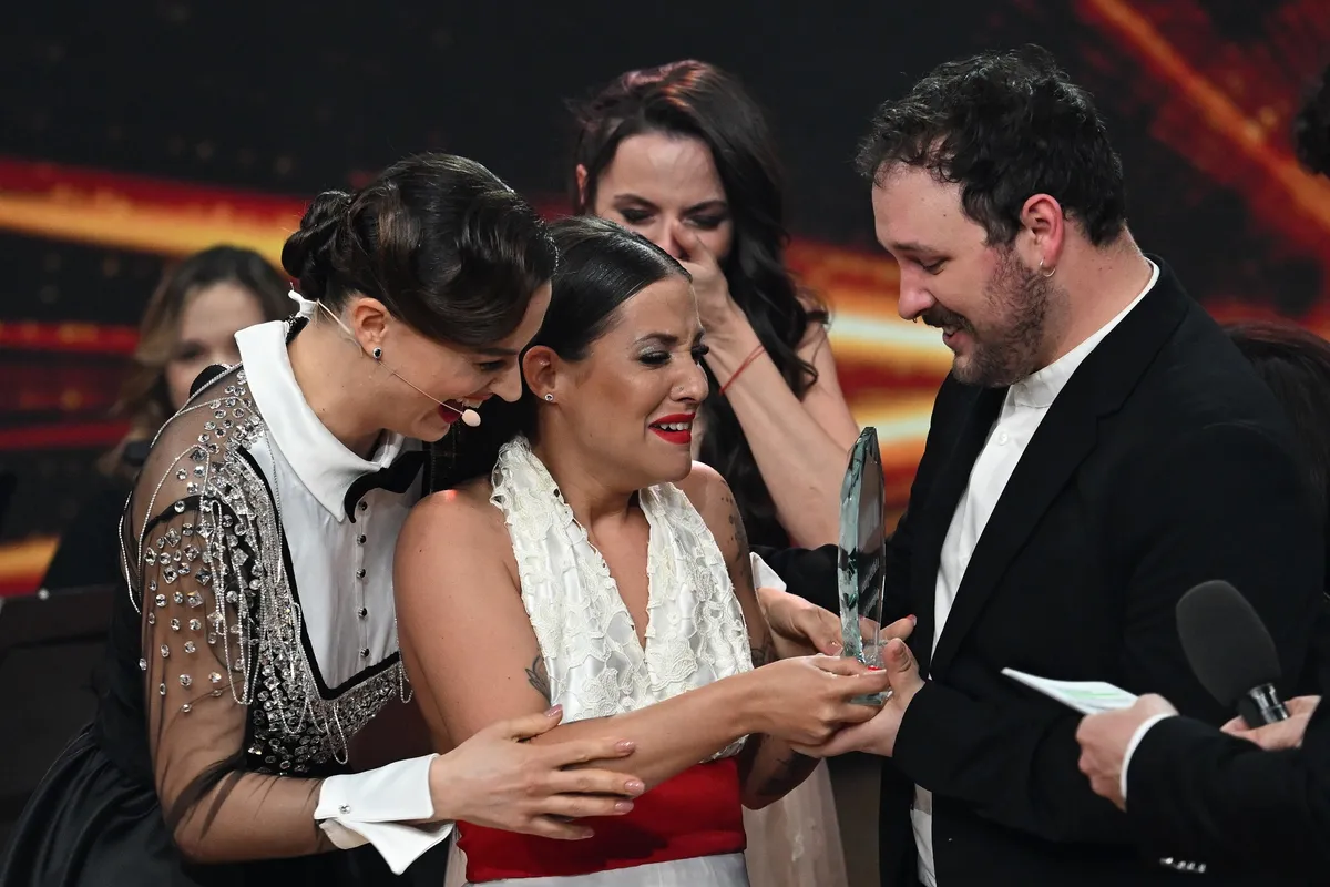 Budapest, 2025. március 29.
A győztes Gypo Circus x Szirota Jennifer A Dal 2025 televíziós show-műsor döntőjében a Médiaszolgáltatás-támogató és Vagyonkezelő Alap (MTVA) óbudai stúdiójában 2025. március 29-én.
MTI/Illyés Tibor