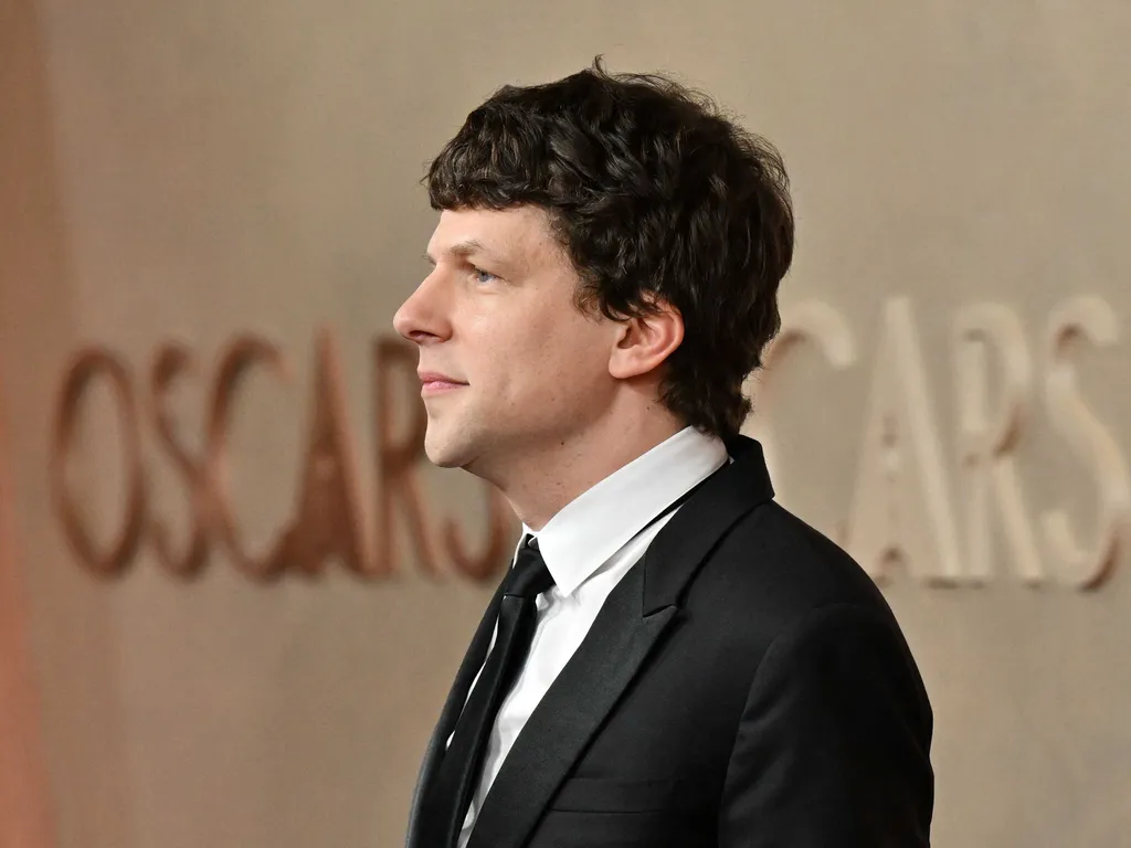 97. Oscar-gála, 97.Oscar-gála,  Oscar-gála,  Oscar-gála2025,  Oscar-díj, film, díjátadó,  US actor Jesse Eisenberg attends the 97th Annual Academy Awards at the Dolby Theatre in Hollywood, California on March 2, 2025. (Photo by Robyn Beck / AFP)