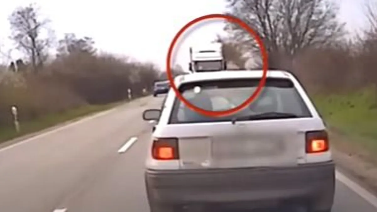 Menekültek az autósok a többtonnás kamion elől, amely szembement a forgalommal a 81-es főúton – videó