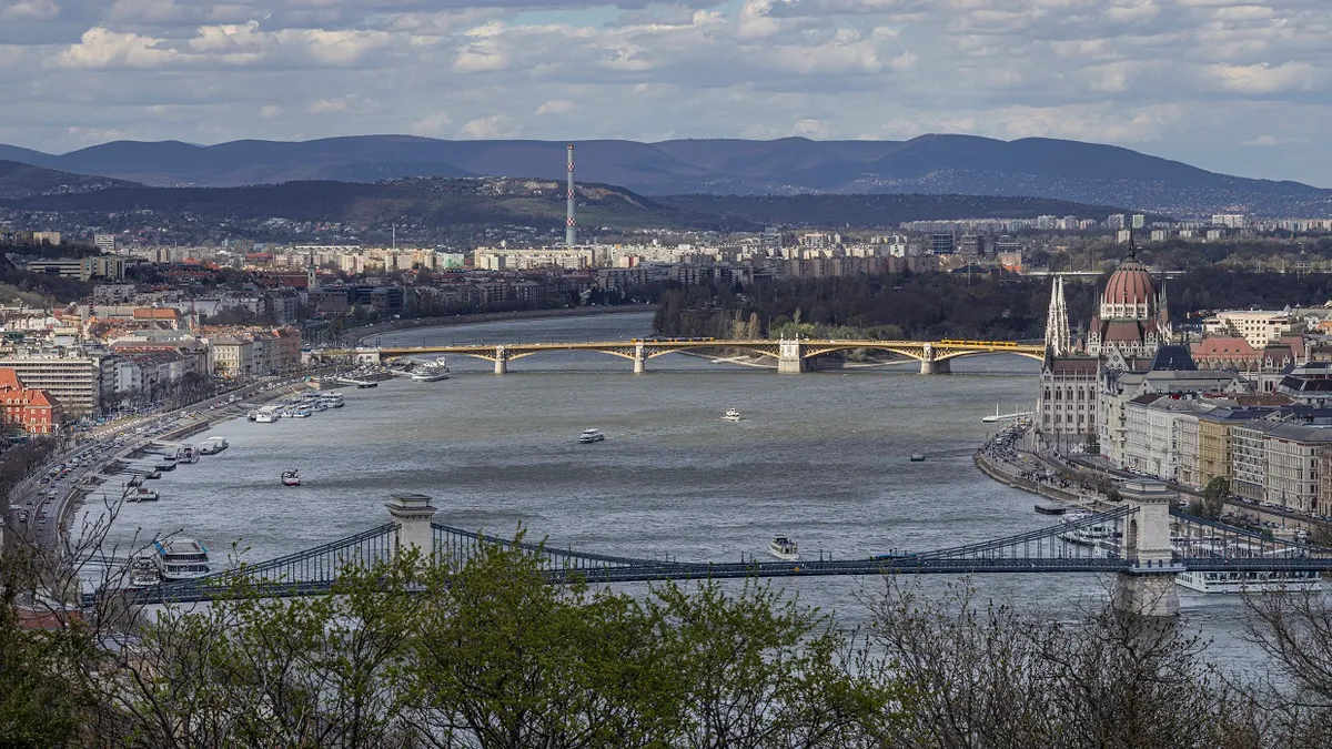 „Budapest »főutcája« a Duna. Ehhez képest nem tudunk közvetlenül lemenni a Dunához, mert a rakparti autóforgalom megakadályozza ezt” – véli Zoboki Gábor a fővárost kettészelő folyóról. (Fotó: MTI/Szigetváry Zsolt)