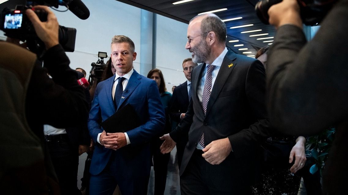 Magyar Péter, a Tisza Párt EP-képviselője (b) és Manfred Weber, az Európai Néppárt (EPP) elnöke sajtótájékoztatót tart Strasbourgban, 2024. október 9-én. (Fotó: MTI/Bodnár Boglárka)