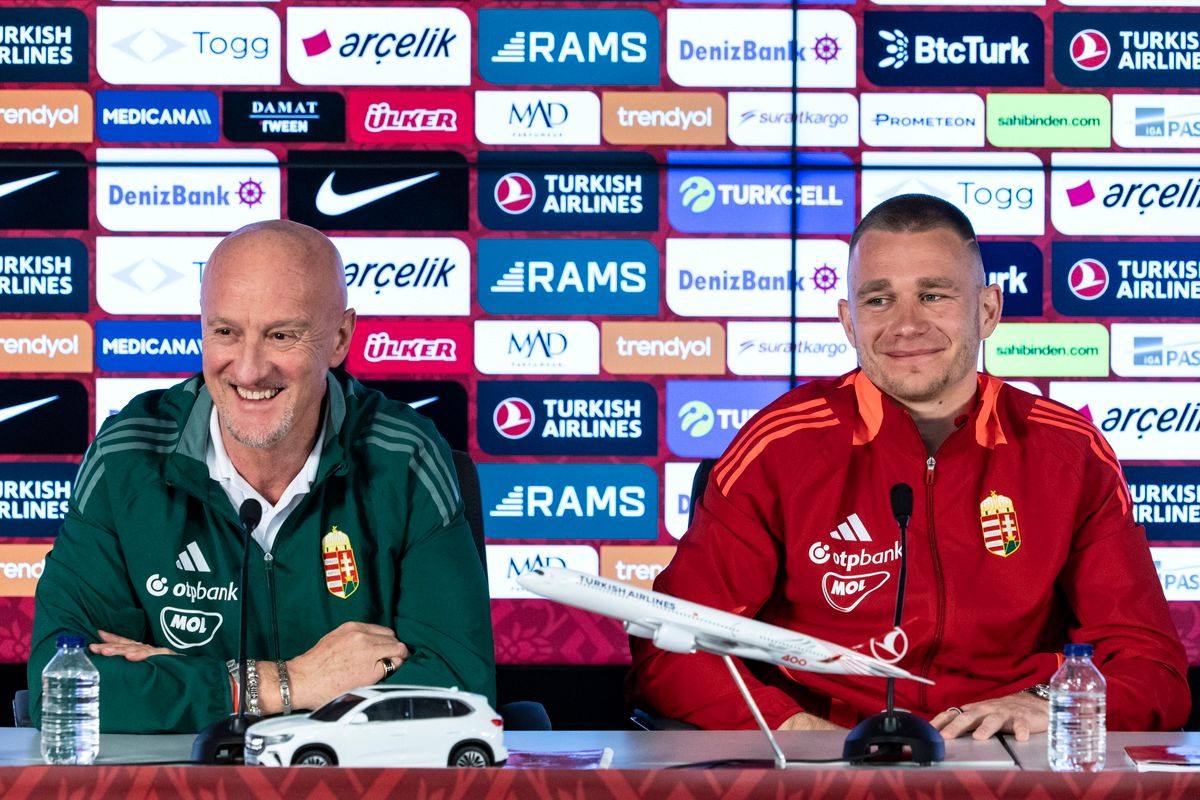 Isztambul, 2025. március 19.
Marco Rossi szövetségi kapitány és Szalai Attila játékos (b-j) a magyar labdarúgó-válogatott sajtótájékoztatóján Isztambulban az Ali Sami Yen Sportkomplexumban 2025. március 19-én. A magyar válogatott a törökök ellen március 20-án lép pályára a Nemzetek Ligája osztályozóján.
MTI/Szigetváry Zsolt