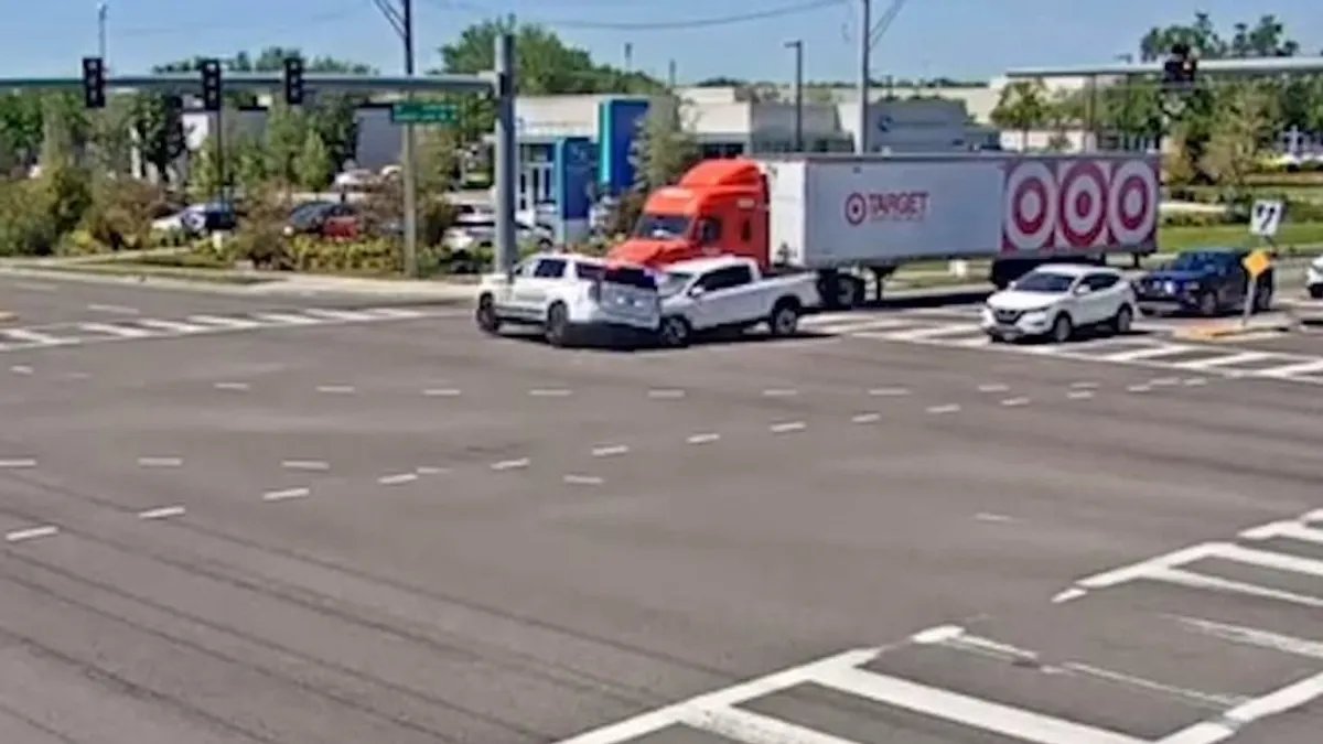 Egy pickup teljesen letarolta a sheriff autóját Floridában – videó