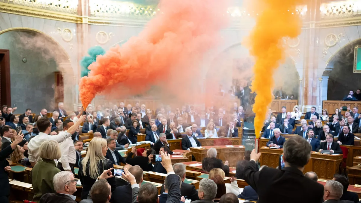 Gigantikus pénzbírságot és kitiltást kapott a Momentum a parlamenti füstgyertyázásért