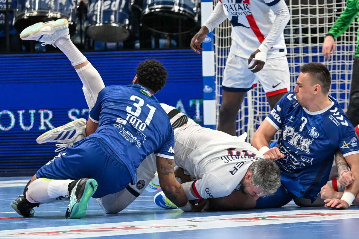 Szeged, 2025. március 27.
Jérémy Toto (b), Bodó Richárd (j) a Szeged és Luka Karabatic, a Paris Saint-Germain játékosa a férfi kézilabda Bajnokok Ligájában a negyeddöntőbe jutásért játszott, OTP Bank-Pick Szeged-Paris Saint-Germain első mérkőzésen a szegedi Pick Arénában 2025. március 27-én.
MTI/Illyés Tibor