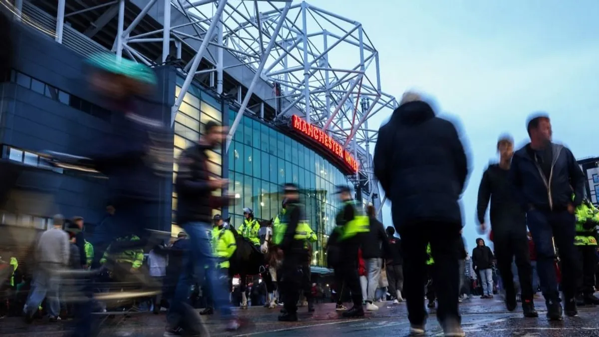 Százezres stadiont épít a Manchester United - képek, videó